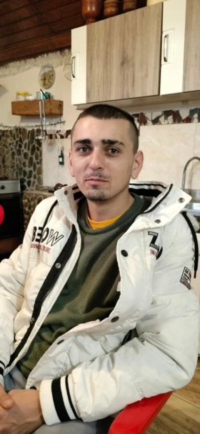 Baiat de 29 de ani caut doamne de varsta a 2-a