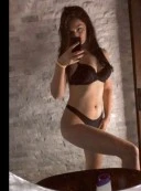 Brunetă slim nouă în oraș - imagine 1