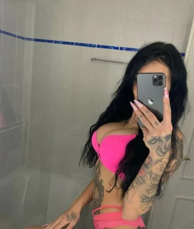 Brunetta cu tatuaje