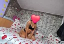 Bruneta cu forme apetisante - imagine 4