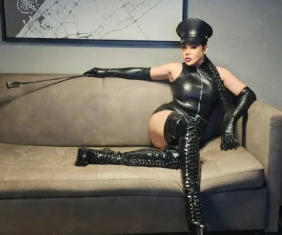 Transexuala dominatoare stapana