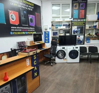 Barbat matur varsta a 3 a ofer favoruri de nerefuzat unei tinere dragute