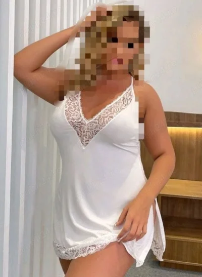 New curtezana cu forme rubensiene ofer servicii numai la webcam