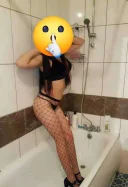 Bruneta cu forme apetisante - imagine 3