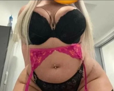Blonda independenta cu forme apetisante reala