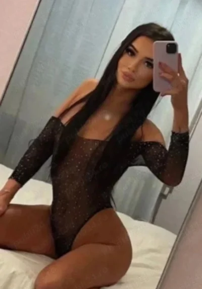 Bruneta hot fac si deplasari