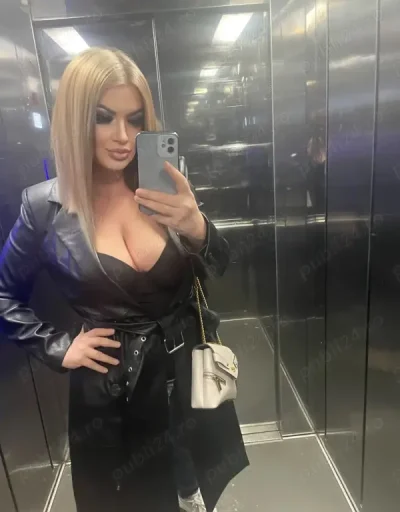 O blonduta draguta si finuta a