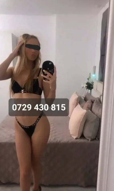 Selina blonda slim poze reale