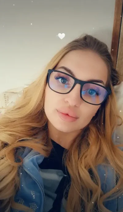 Blonda sexy ofer clipe de placere domnilor manierati