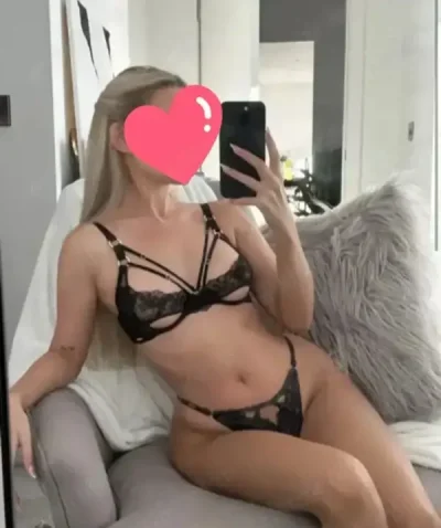 Ema blonda hot