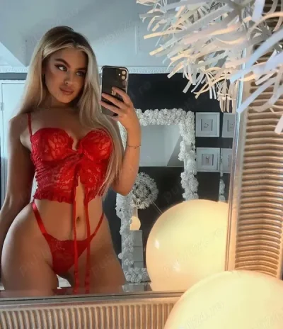 Blonda cu sanii marii si fundul sexy bombat te astept la mine