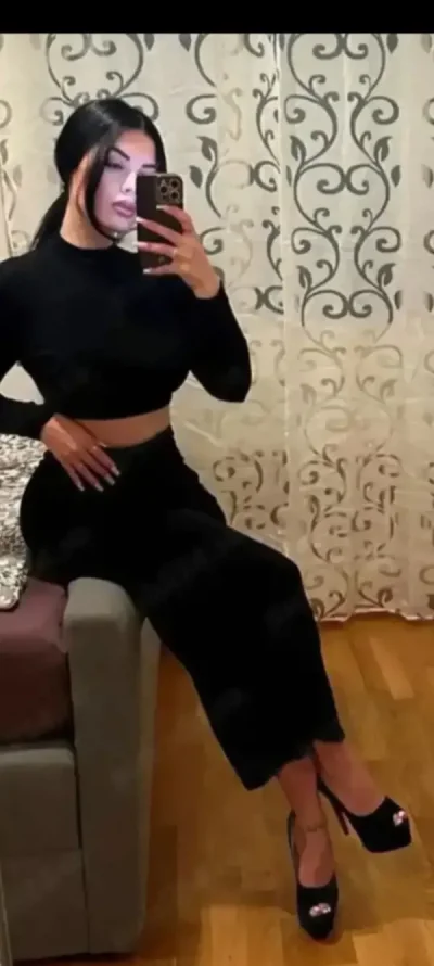 Buna ma numesc casandra am 25 de ani transexuala bine dotata