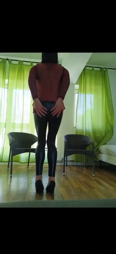 Baiat bisexual ofer placeri intime la domni maturi