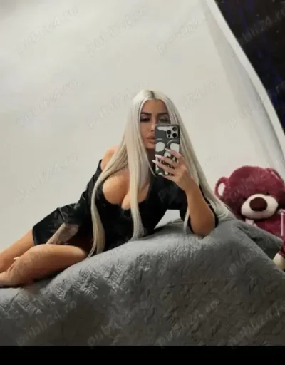 Blonda slabuta siliconata confirm cu fata tatto mamaia azimuth