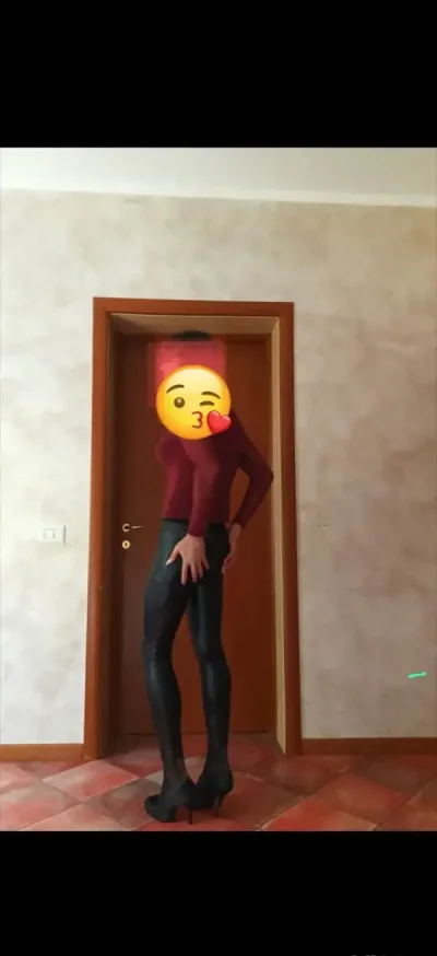Travestita ofer sexy relaxare la barbati maturi
