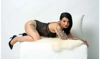 Bruneta tatuata noua in orasul tau