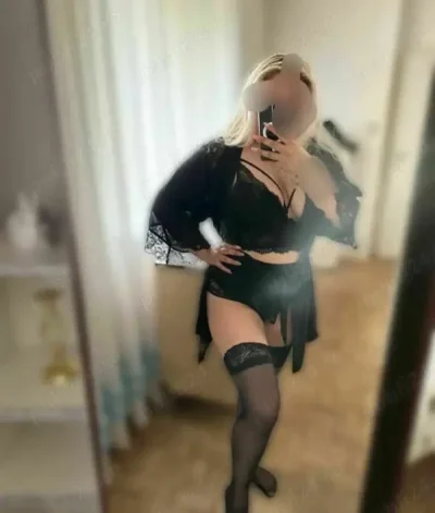 Blonda seducatoare fac si deplasari