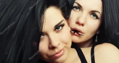 Cuplu de lesbiene bine dotate