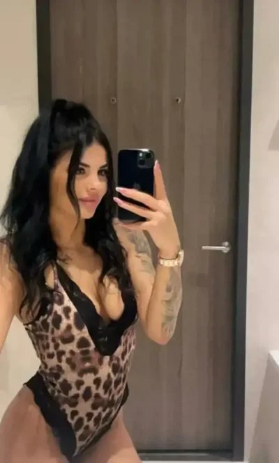 Hey bruneta siliconata minione seducatoare 1 58 te astept in locatia mea sau la tine party