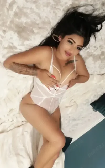 Selena aici pentru voi