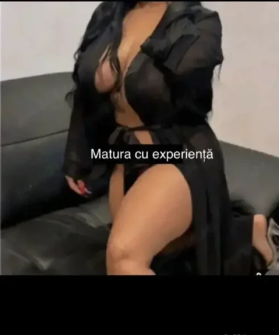 Bruneta apetisanta cu forme