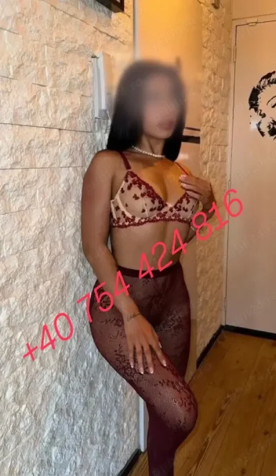 Bruneta sexy doar deplasari