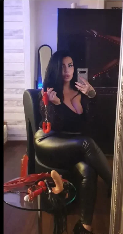 Buna ma numesc elena