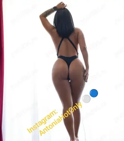 Instagram antoniahotonly