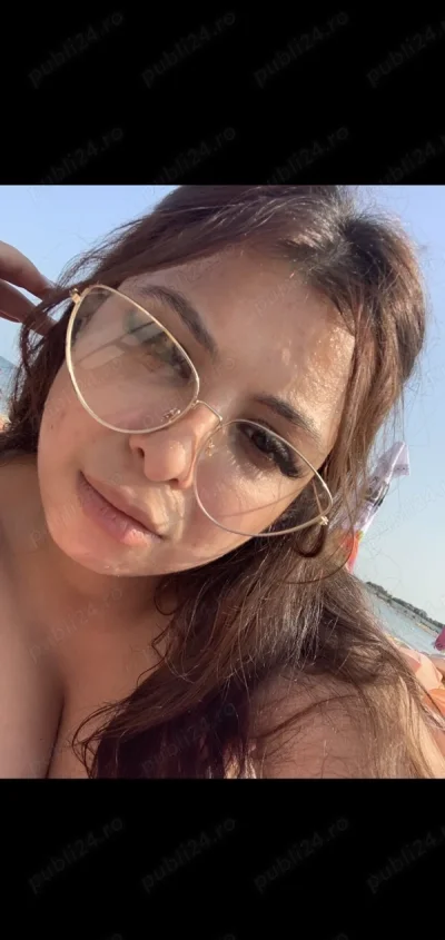 Rebeka bruneta cu forme