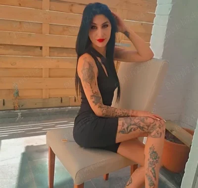 Bruneta slim te astept la mine