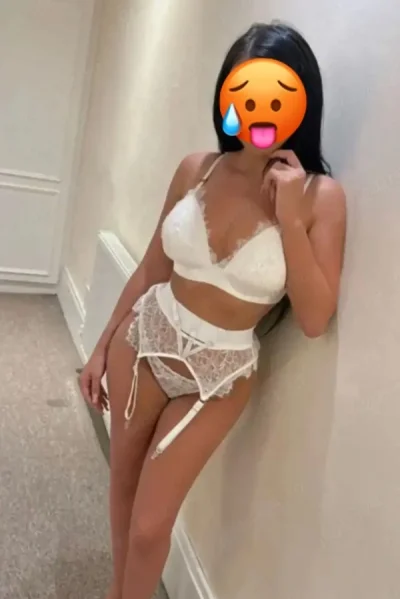 Bruneta sexy slim