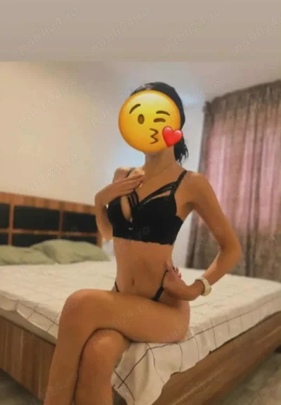 Brunetă slim, 20 de ani ! Prima zi la voi