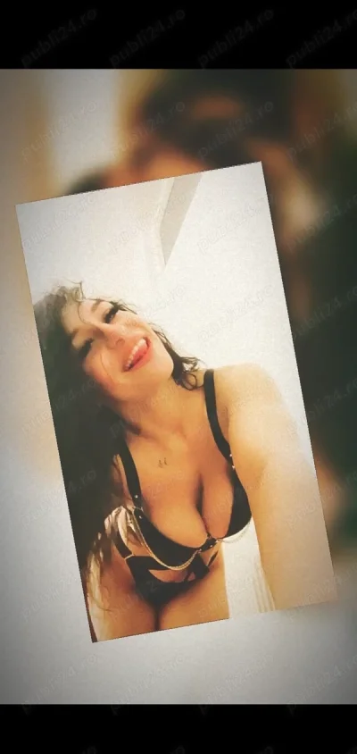 Bruneta sexi , fac și deplasări