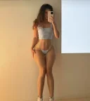 Fata finuta cu forme frumoase - imagine 4
