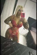 Blonda sexy, cu o prezență care inspiră eleganță și încredere. - imagine 4