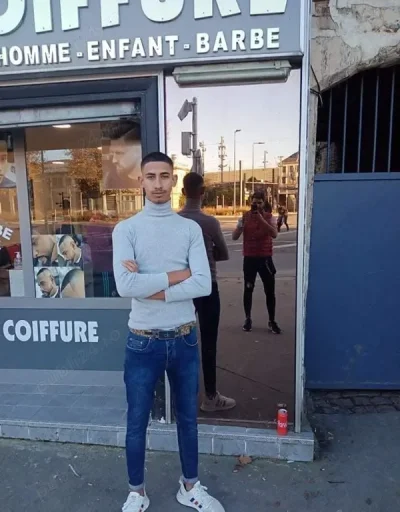 Bună ! Am 24 ani și caut bărbați cu gusturi bune . Nu ezitați să mă apelați