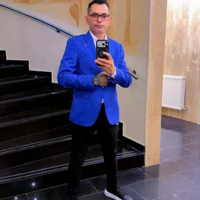 Daca tai platisit aicea ma găsești stau la dispozitia ta sa  fiu nebunu ala glumeți si sa iti fac ziua de ne uitat