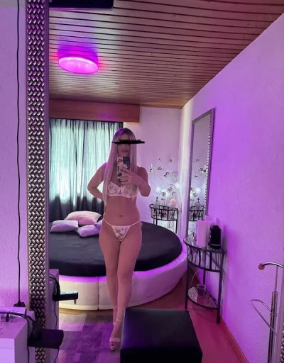 Blondă atrăgătoare și dulce! Locația este în spate la euromaterna