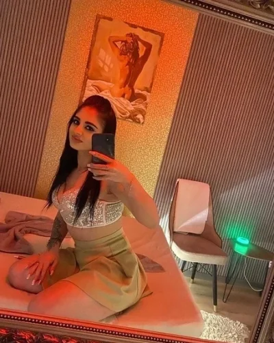 Ana noua in oras doar ce am ajuns am si colega fac doar deplasati party girls