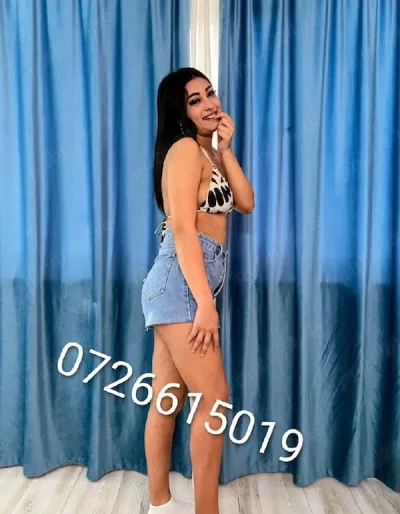 Buna sunt Ranya am 19 ani
