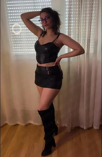 Blonda cu chef de viata