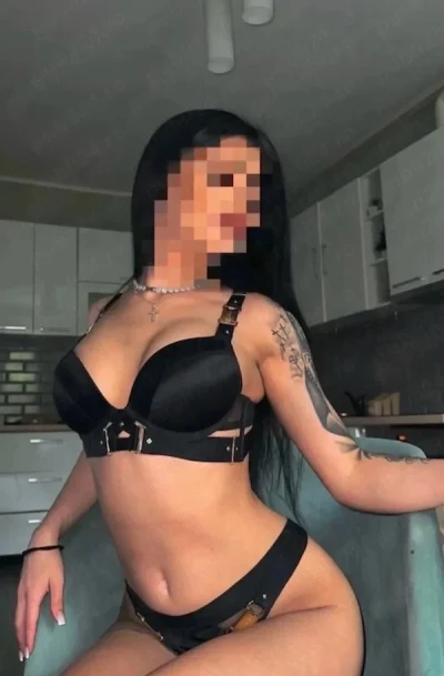 Alina , tatuata miniona cu piercinguri