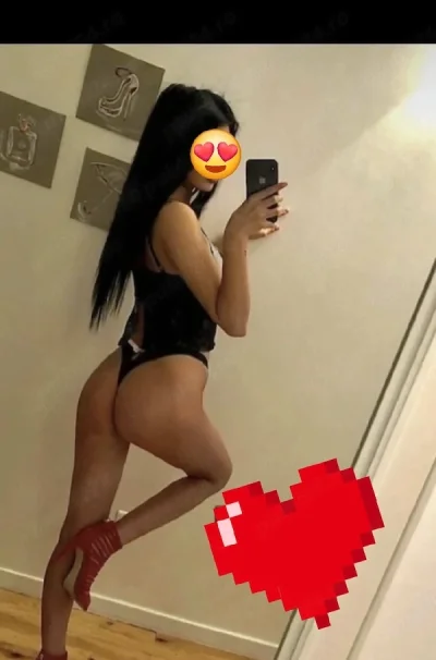 Buna ma numesc Simina am 21 de ani 50kg am locatie