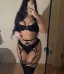 Deea bruneta pufoasa cu forme - imagine 1