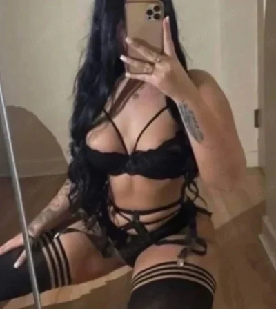Deea bruneta pufoasa cu forme