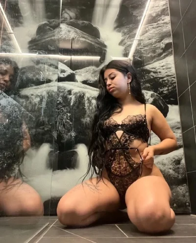 Alina New la tine în oraș brunetă apetisantă