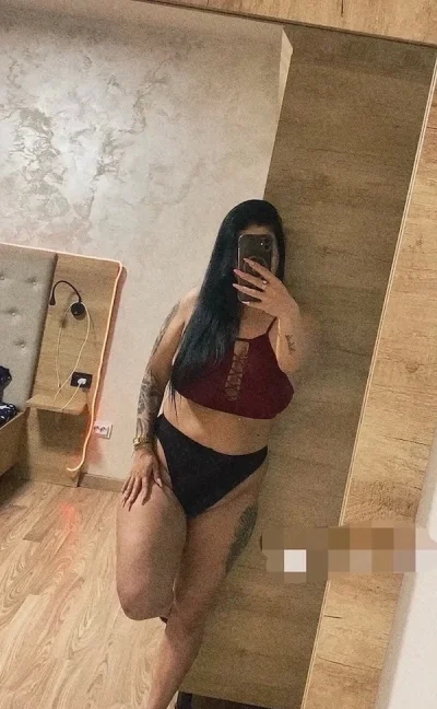 Bruneta cu forme Hott