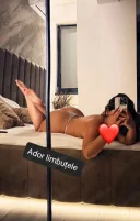 Bruneta senzuală - imagine 1