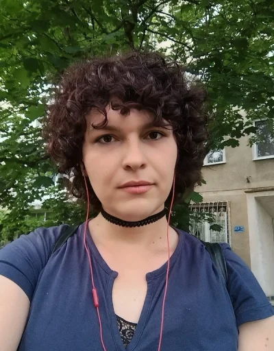 Alya, nouă în oraș, trans, 26 de ani