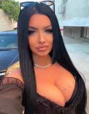 Brunetă cu sâni mari - imagine 4
